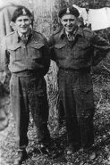 Rad con su compeñero y amigo, el teniente Nairn Stewart Boyd, fallecido en combate en Buron, Normandía, el 8 de julio de 1944 y por entonces marido de su futura esposa Pat.