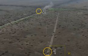 Tanque ucraniano (1) se aproxima por el campo minado mientras el tanque T-72 ruso (2) lidera una columna mecanizada detrás de la linea de árboles.