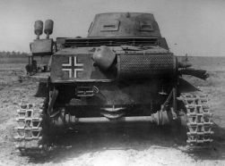 Parte trasera de un Pz.I Ausf. B equipado con lanzafumígenos en su lateral izquierdo.