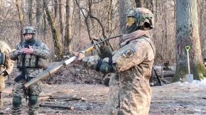 Tropas ucranianas entrenando con el RPG-76 Komar en 2022 durante la invasión rusa.