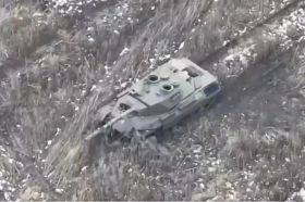 Leopard 1A5DK dañado y abandonado en medio de un campo el 29 de noviembre de 2023.