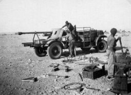 Un PaK 38 montado en un Chevrolet 30CWT canadiense por las tropas de la Francia Libre cerca de Bir Hakeim, en Libia.