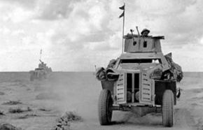 Vehículos blindados Marmon-Herrington durante una patrulla en el Desierto Occidental en noviembre de 1941.