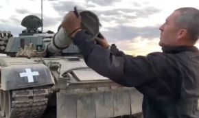 Comandante quitando la protección contra el polvo de su cañón de 125 mm.