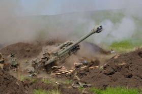 Un M777 ucraniano disparando desde una posición protegida en mayo de 2022.