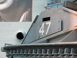 Fotografía en detalle en la que vemos como el blindaje que recibió el LVT-1 está espaciado.
