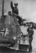 Imagen trasera del blindado español en la Compañía de Propaganda 612, con recipientes de gasolina Einheitskanister en el guardabarros.