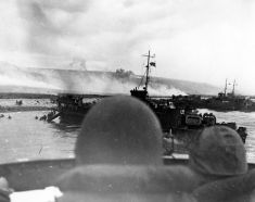 Buques de desembarco de tropas USS LCI(L)-553 y USS LCI(L)-410 desembarcando tropas directamente en la playa de Omaha el 6 de junio de 1944. Fotografía hecha desde el puesto de mando de otro LCI(L), el LCI(L)-553, alcanzado por dos proyectiles, y que quedó naufragado en la playa.