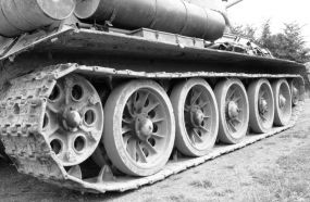 Rodaje de un T-34 provisto de depósitos de combustible cilíndricos.