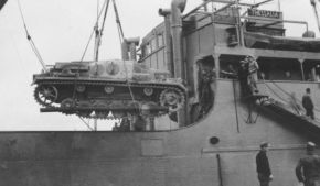 Uno de los StuG III Ausf. D de la Sonderverband 288 siendo descargado del buque Thessalia.