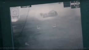 El artillero del BTR-4 elimina la infantería disparando por la parte baja del vehículo enemigo.