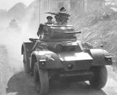 El primer ministro británico, Winston Churchill, cruzando el pueblo de Xanten, en Renania del Norte-Westfalia, Alemania, a bordo de un Daimler AC. 1945.