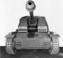 Parte delantera del vehículo. El compartimento de conducción real se situaba a la izq. del mismo, como en un Panzer IV estándar, y el del lado der. era falso.