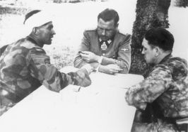 Kurt Meyer (der.) junto a Max Wünsche (izq.) y Fritz Witt (centro) entre el 7 y el 14 de junio de 1944 cerca de Caen, Francia.