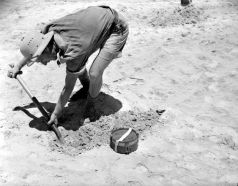 Un zapador sudafricano colocando minas en Egipto, julio de 1942.