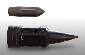 Un proyectil 17-pdr británico tipo APDS-T junto a su núcleo perforante.