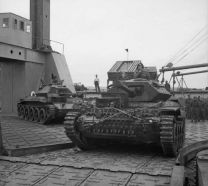 Un par de Crusader Mk.III desembarcando en 1943, el primero con trozos de cadenas en el frontal.