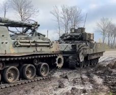 Un Bradley recuperado por un M88A2 HERCULES, noviembre de 2023.