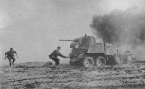 Tropas alemanas acercándose a un BA-10.