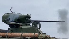 Cañón Rh 202 de un Marder 1A3 ucraniano abriendo fuego.[1]