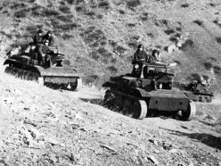 Tanques Tetrarch con el 21.° Regimiento de Tanques de Entrenamiento Independiente del Ejército Rojo, marzo de 1942 en el Caúcaso, en la zona de la actual Azerbaiyán.