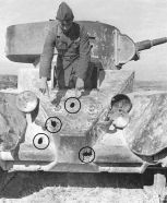 Un suboficial nacionalista muestra los cuatro impactos que dejaron fuera de combate un BT-5 republicano.