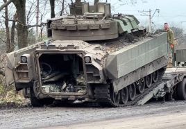 Un Bradley siendo cargado en un camión MAN HX81, noviembre de 2023.