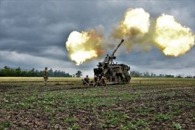 Un CAESAR 6x6 de la 55.ª Brigada de Artillería de las Fuerzas Terrestres de Ucrania abriendo fuego en agosto de 2022.