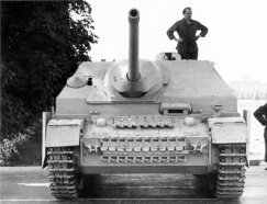 Vista frontal del voluminoso Panzer IV/70 (A).