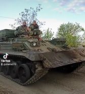 Un BREM-1 ucraniano remolcando un carro T-64BV en el frente de Zaporiyia, julio de 2023.