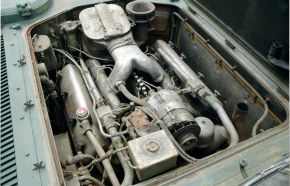 Compartimento de motor de un MT-LB con su propulsor diésel V8 YaMZ-238.
