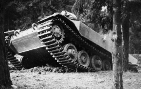 El chasis prototipo del Ferdinand durante las pruebas en St. Valentin. Demostró una buena capacidad para trepar, útil para atravesar defensas enemigas y terrenos fuertemente bombardeados.