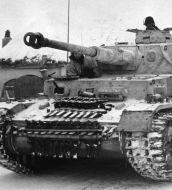 El freno de boca de doble deflector se hizo estándar en el cañón del Panzer IV Ausf. G en abril de 1943.