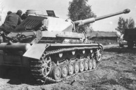 El despliegue del Pz.IV Ausf. F2, primer modelo en montar el cañón largo capaz de batir al T-34 a larga distancia, comenzó en la primavera de 1942.