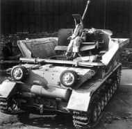 Parte trasera de un Möbelwagen con los laterales parcialmente abiertos visto desde atrás.