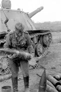 Soldado alemán inspeccionando los proyectiles de 152 mm de un ISU-152.