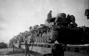 Varios Pz.III capturados en buenas condiciones transportados a bordo de un tren por los soviéticos en 1943.