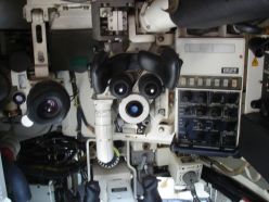 Puesto del artillero de un Leopard 2A4, con el ocular del visor principal EMES-15 en el centro y el del visor auxiliar FERO Z-18 a la izquierda.