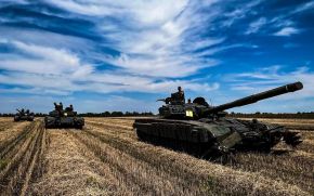 A la derecha de la imagen, un T-72M1R de origen polaco en servicio ucraniano con arados KMT-6. Septiembre de 2022.