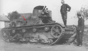 Un 7TP del 2.º Batallón de Tanques Ligeros destruido por un impacto de artillería anticarro.