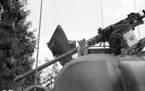 Ametrallora M2 en la torreta de un tanque Sherman británico en Francia, 1944.