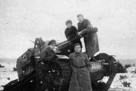 Tropas soviéticas apoyadas en el cañón de un cazacarros 7,5 cm PaK 97/38(f) auf Pz. 740(r) alemán destruido.