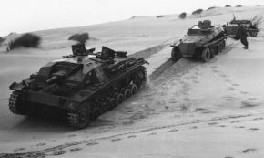 Un StuG III remolcando el vehículo de mando y observación Sd.Kfz. 253 y un vehículo portamuniciones Sd.Kfz. 252 en la costa francesa en 1940 debido a que la movilidad de los semiorugas en estos terrenos era inferior.